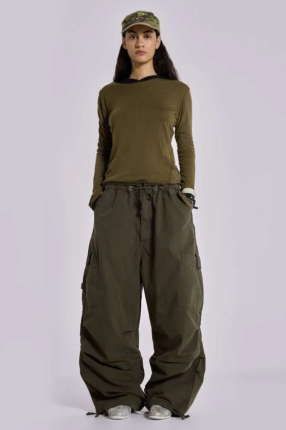 Spodnie Parachute Cargo w kolorze khaki