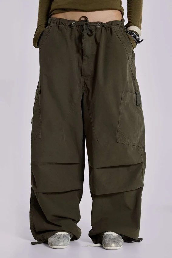 Spodnie Parachute Cargo w kolorze khaki