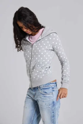 Szara bluza z kapturem w kropki