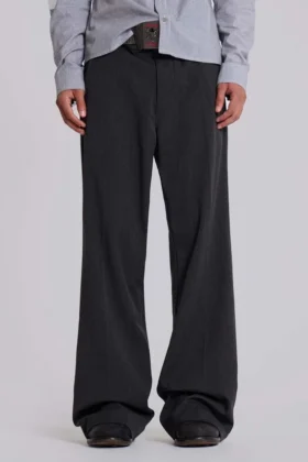 Szare spodnie garniturowe typu bootcut z fałdami