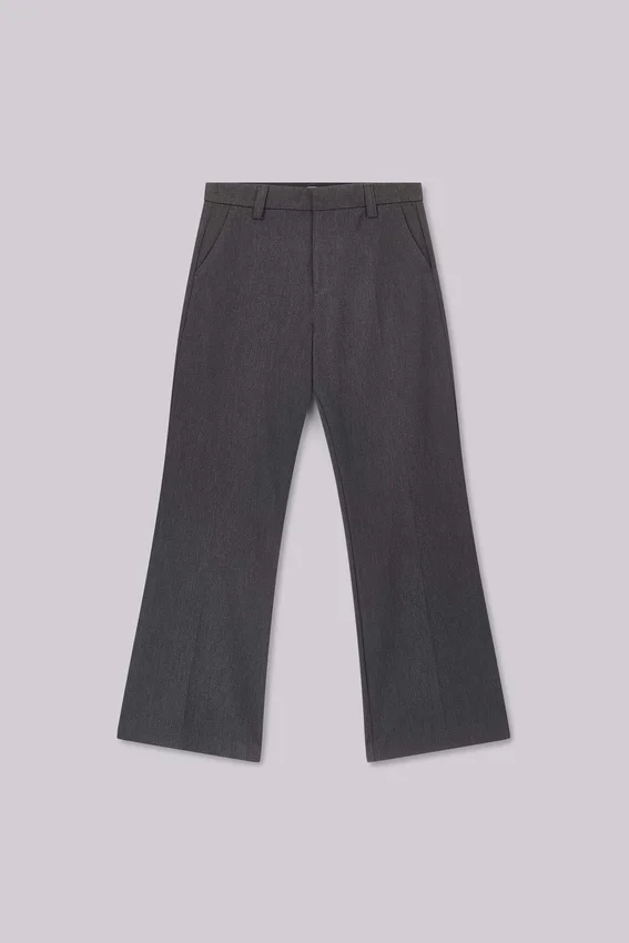 Szare spodnie garniturowe typu bootcut z fałdami