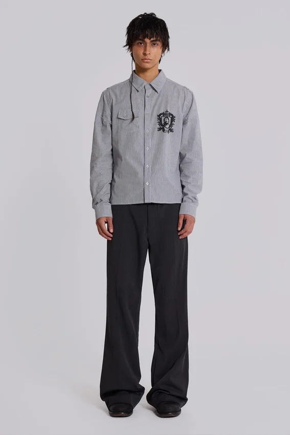 Szare spodnie garniturowe typu bootcut z fałdami