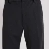 Szare spodnie garniturowe typu bootcut z fałdami
