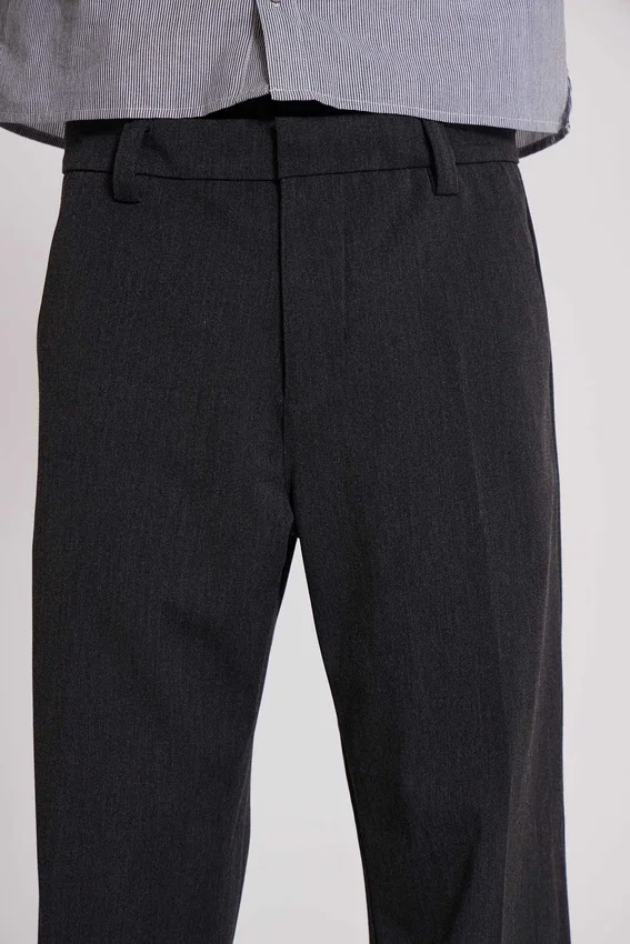 Szare spodnie garniturowe typu bootcut z fałdami