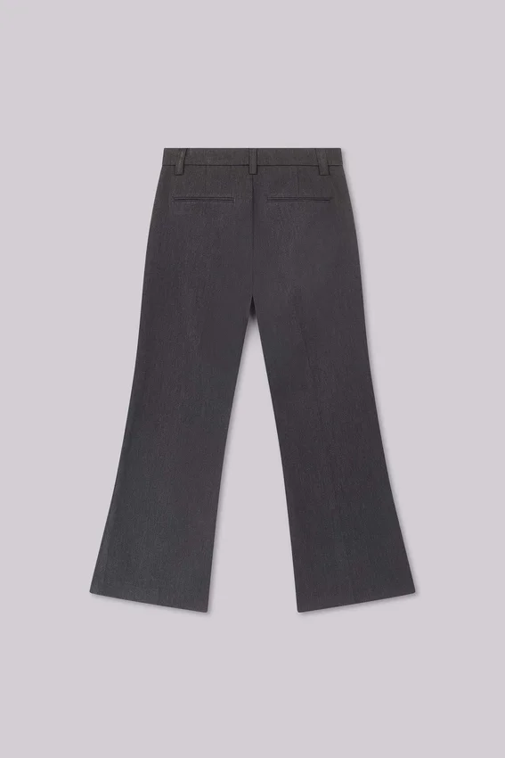 Szare spodnie garniturowe typu bootcut z fałdami