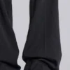 Szare spodnie garniturowe typu bootcut z fałdami