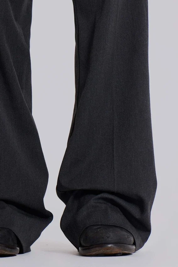 Szare spodnie garniturowe typu bootcut z fałdami