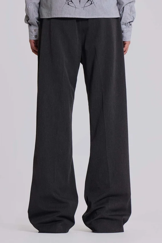 Szare spodnie garniturowe typu bootcut z fałdami