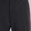 Szare spodnie garniturowe typu bootcut z fałdami