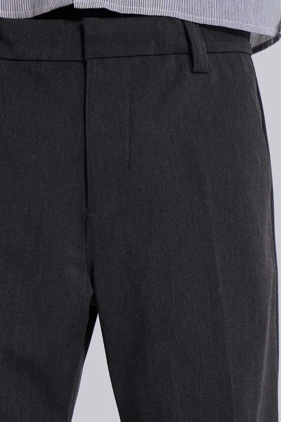 Szare spodnie garniturowe typu bootcut z fałdami