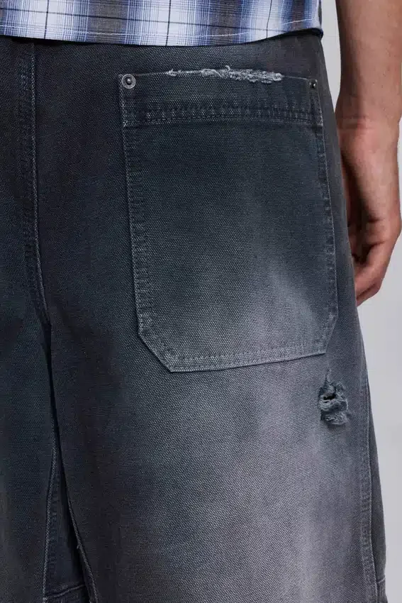 Szorty typu „carpenter” w stylu skate z efektem postarzenia